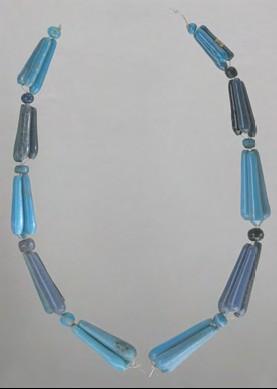 Collier de perles de verre bleu foncé au cobalt et bleu clair au cuivre, 18e dynastie, vers 1400-1300 av. J.-C.