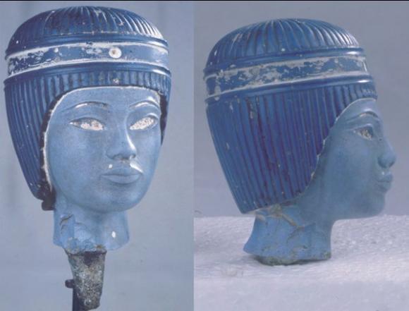 Tête en verre bleu de face et de profil.