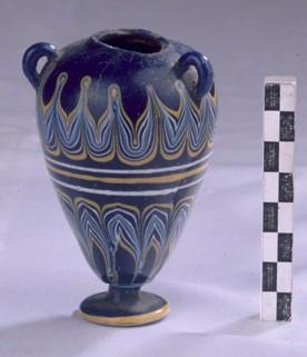 Flacon de verre : fond bleu foncé au cobalt, incrusté de festons blanc, jaune et bleu clair au cuivre, 18e dynastie, vers 1450-1350 av. J.-C.