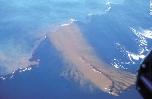 Au passage de la vague sur la nappe traitée, le pétrole se met en suspension : il apparaît un nuage beige.