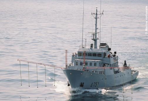 Des navires de la marine nationale sont équipés pour épandre des produits dispersants. Expérimentation Depol 04. 25-27 mai 2004.