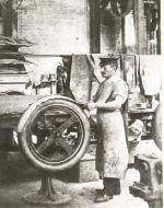 Fabrication d'un pneumatique en 1905 dans l'usine Metzeler située près de Munich.