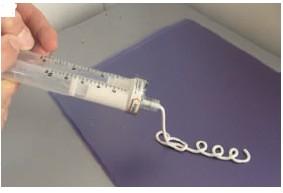 Une fois injectée, cette pâte blanchâtre se solidifie pour former de l’os artificiel.