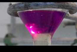 Ampoule à décanter contenant une phase organique d'iode et une phase aqueuse incolore