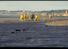 Photo du nettoyage des plages de la Bernerie-en-Retz après la marée noire de l'Erika