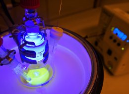 Photo d'un réacteur de photopolymérisation à basse température