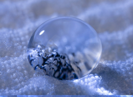 Photo d'une goutte d'eau déposée sur un tissu hydrophobe