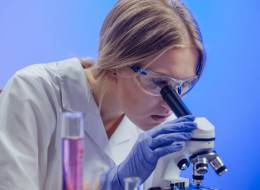 Photo d'une jeune fille utilisant un microscope