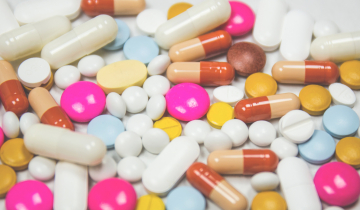 Tas de médicaments en cachets et gélules colorées 