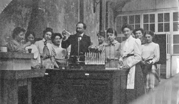 L'enseignement de chimie à l'école normale de jeunes filles à Sèvres, en 1904