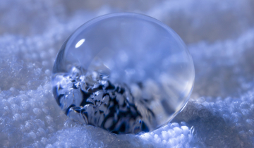 Photo d'une goutte d'eau déposée sur un tissu hydrophobe