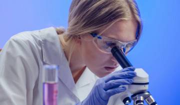 Photo d'une jeune fille utilisant un microscope