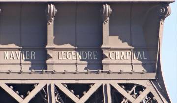 Photos de trois noms de savants sur la face Trocadéro de la tour Eiffel (1er étage)