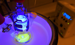 Photo d'un réacteur de photopolymérisation à basse température