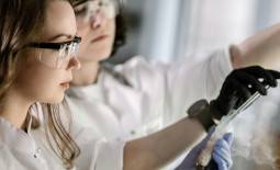 Photo de jeunes filles faisant une expérience de chimie en tube à essai