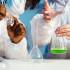 Jeunes chimistes au laboratoire