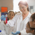 visuel professeur femme et élèves en classe de chimie