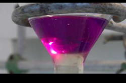 Ampoule à décanter contenant une phase organique d'iode et une phase aqueuse incolore