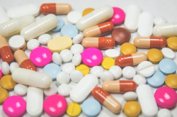 Tas de médicaments en cachets et gélules colorées 