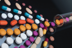 Médicaments et tube à essai