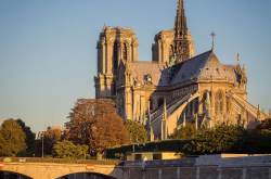 Cathédrale Notre Dame, à Paris, vue de la rive gauche à l'arrière