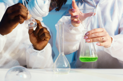 Jeunes chimistes au laboratoire