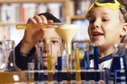 Enfants au laboratoire de chimie