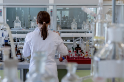 Jeune fille chimiste en laboratoire