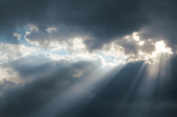 lumière du soleil filtrant à travers un nuage