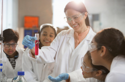 visuel professeur femme et élèves en classe de chimie