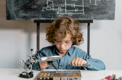 Jeune garçon fabriquant des objets à l'école