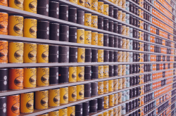Boîtes de conserve dans un supermarché
