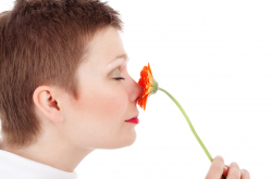 Photo d'une femme sentant une fleur