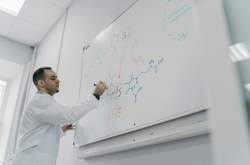 Photo d'un professeur de chimie