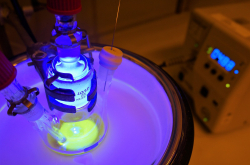 Photo d'un réacteur de photopolymérisation à basse température