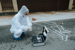 Photo d'un membre de la police scientifique