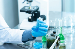 Photo d'une personne tenant un erlenmeyer dans un laboratoire
