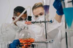 photo d'étudiants en TP de chimie