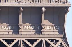 Photos de trois noms de savants sur la face Trocadéro de la tour Eiffel (1er étage)